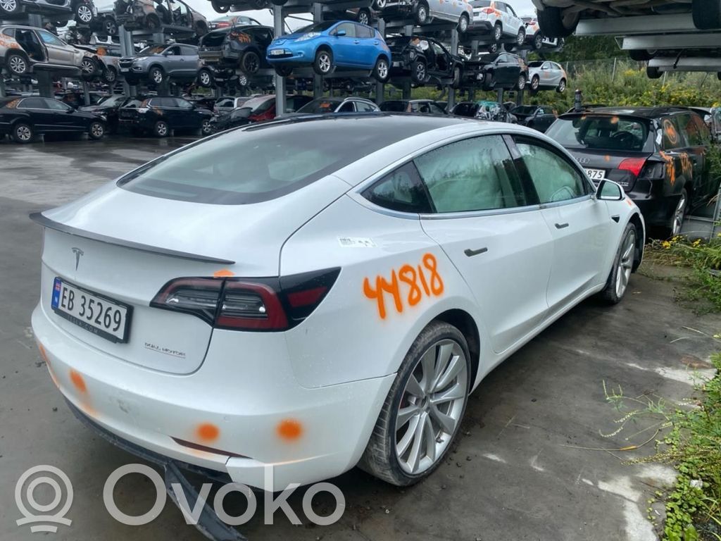 Model 3 Tesla Model 3  104464200D