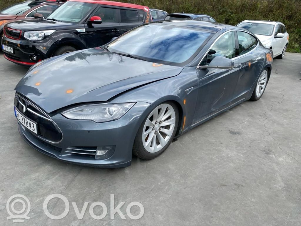 Model S Tesla Model S  100677300D