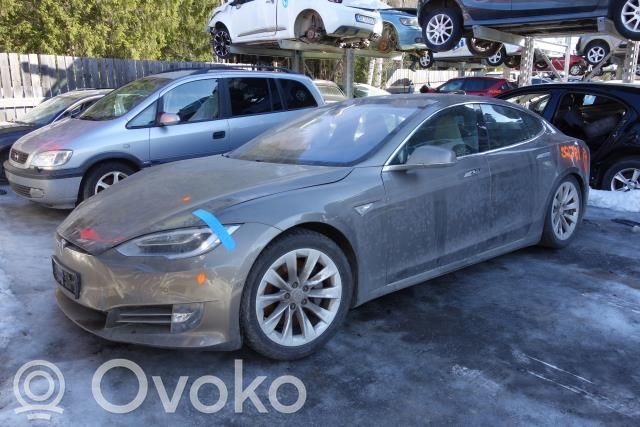 Model S Tesla Model S  104847600D