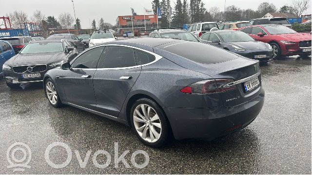 Model S Tesla Model S  107832170C