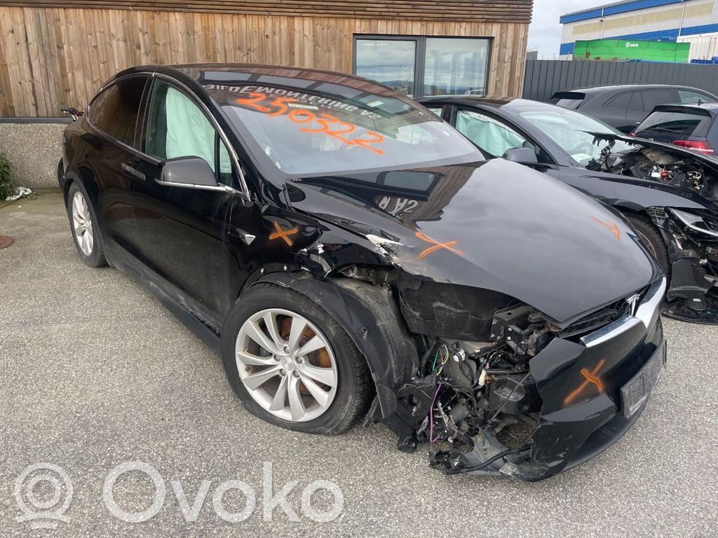 Model X Tesla Model X  1069536E0B