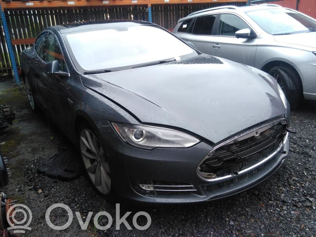 Model S Tesla Model S  6PW01135702
