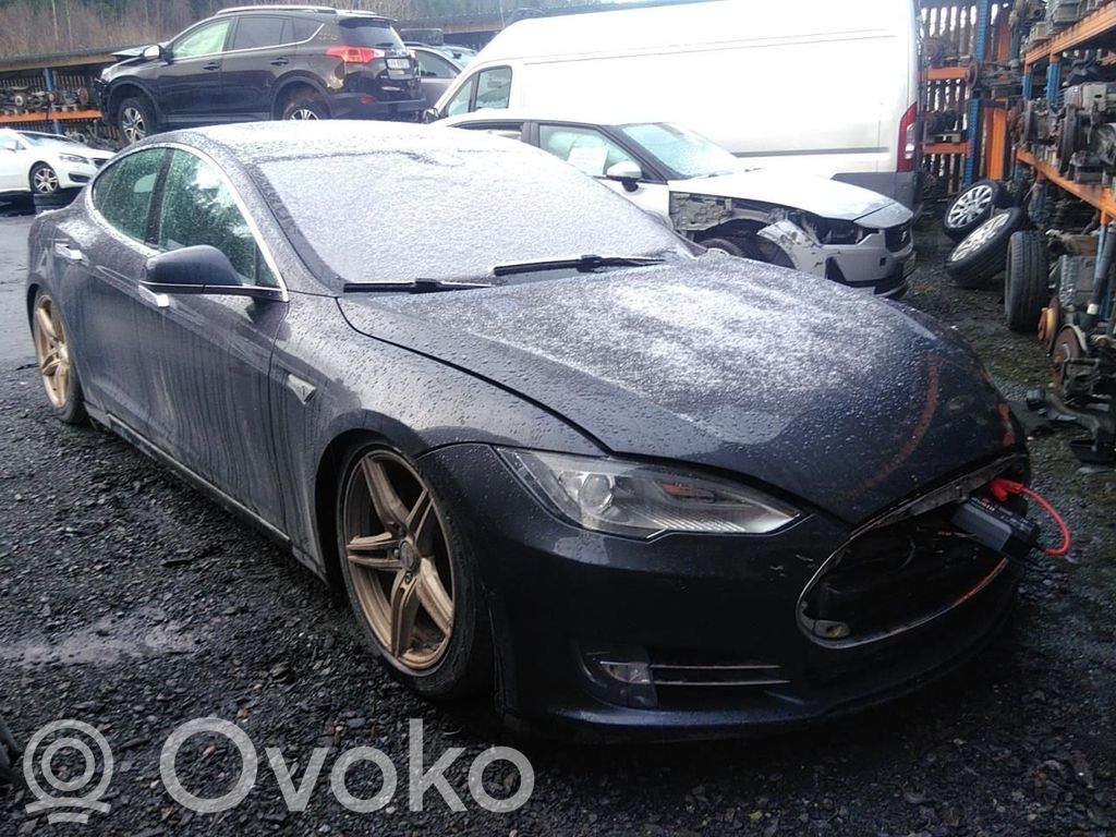 Model S Tesla Model S  100677300E