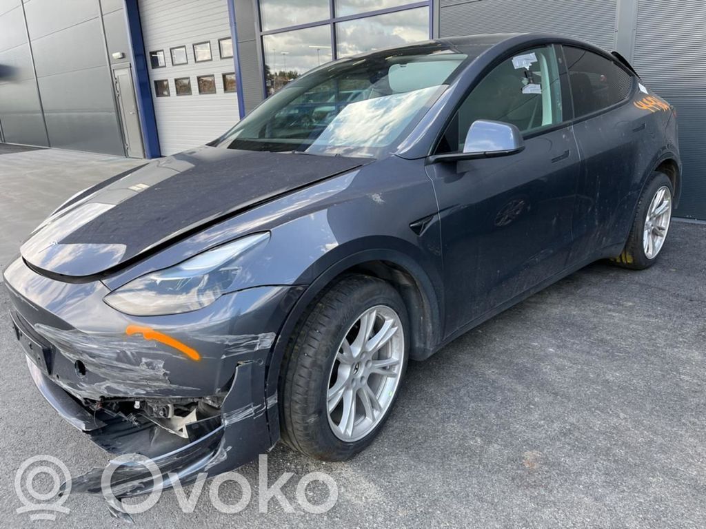 Model Y Tesla Model Y  165893600A