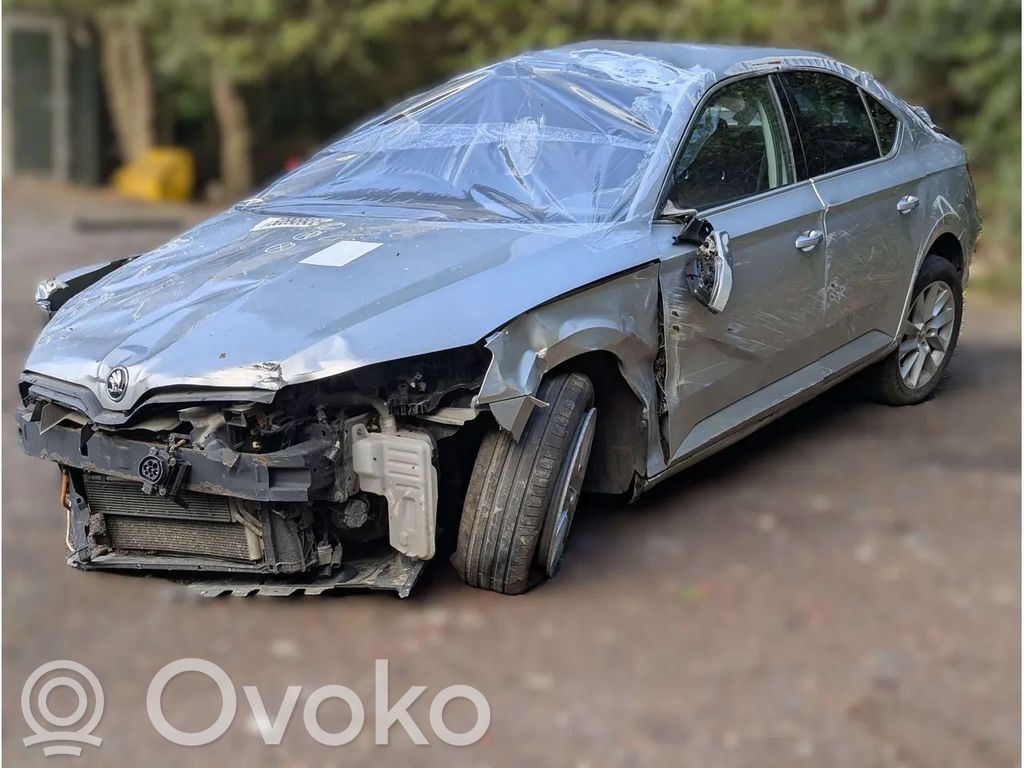 Superb B8 (3V) Superb  04E103175D