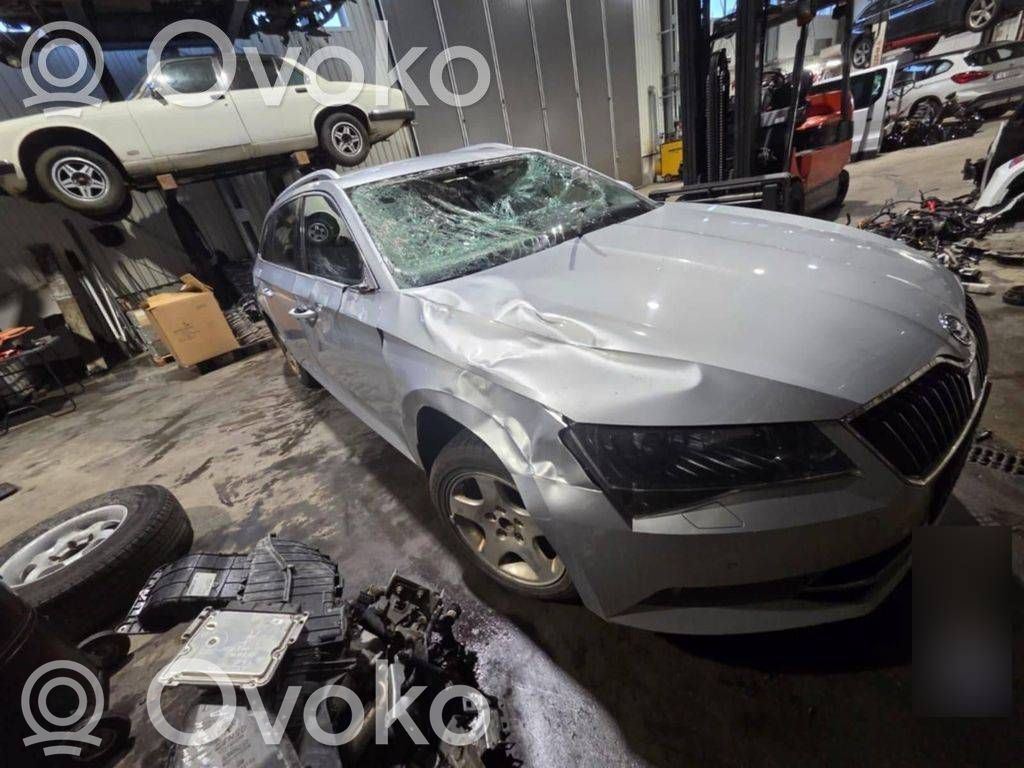Superb B8 (3V) Superb  3Q0614517AA
