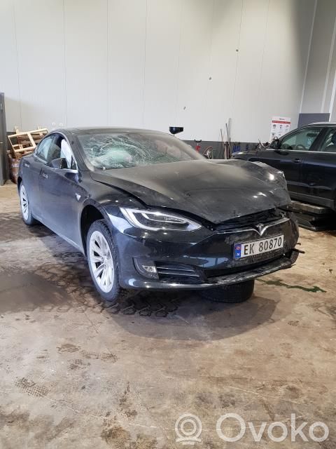 Model S Tesla Model S  103779700D