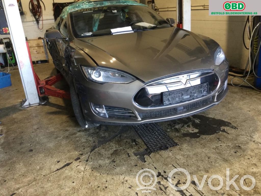 Model S Tesla Model S  103779700C