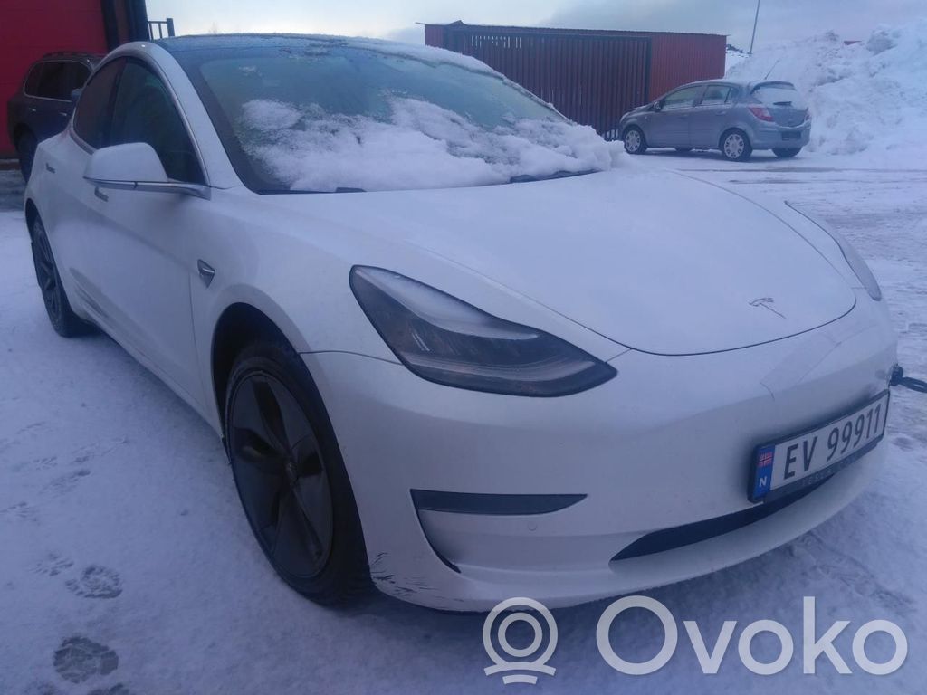 Model 3 Tesla Model 3  109575700C
