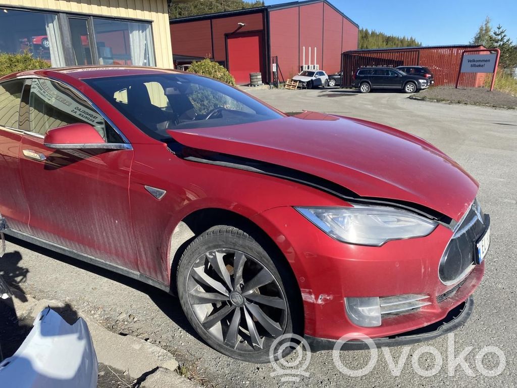 Model S Tesla Model S  104847309A