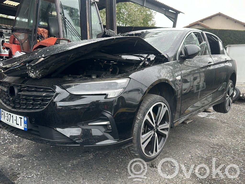 Insignia B Insignia  YR00134080