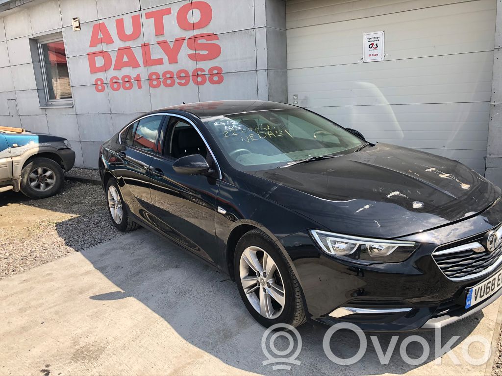 Insignia B Insignia  13520813