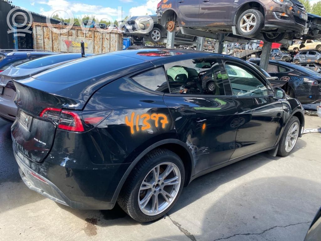 Model Y Tesla Model Y  104462700A