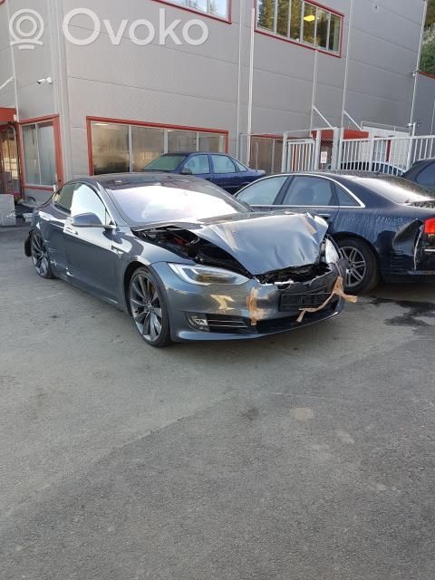 Model S Tesla Model S  109781400A