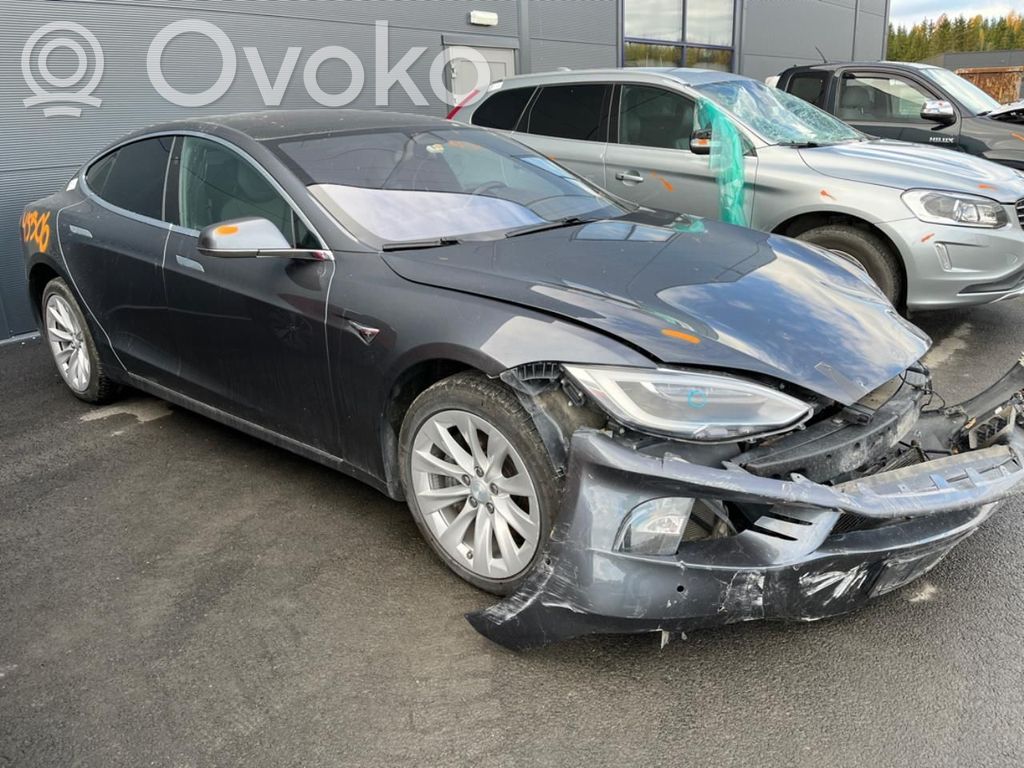 Model S Tesla Model S  104734002F