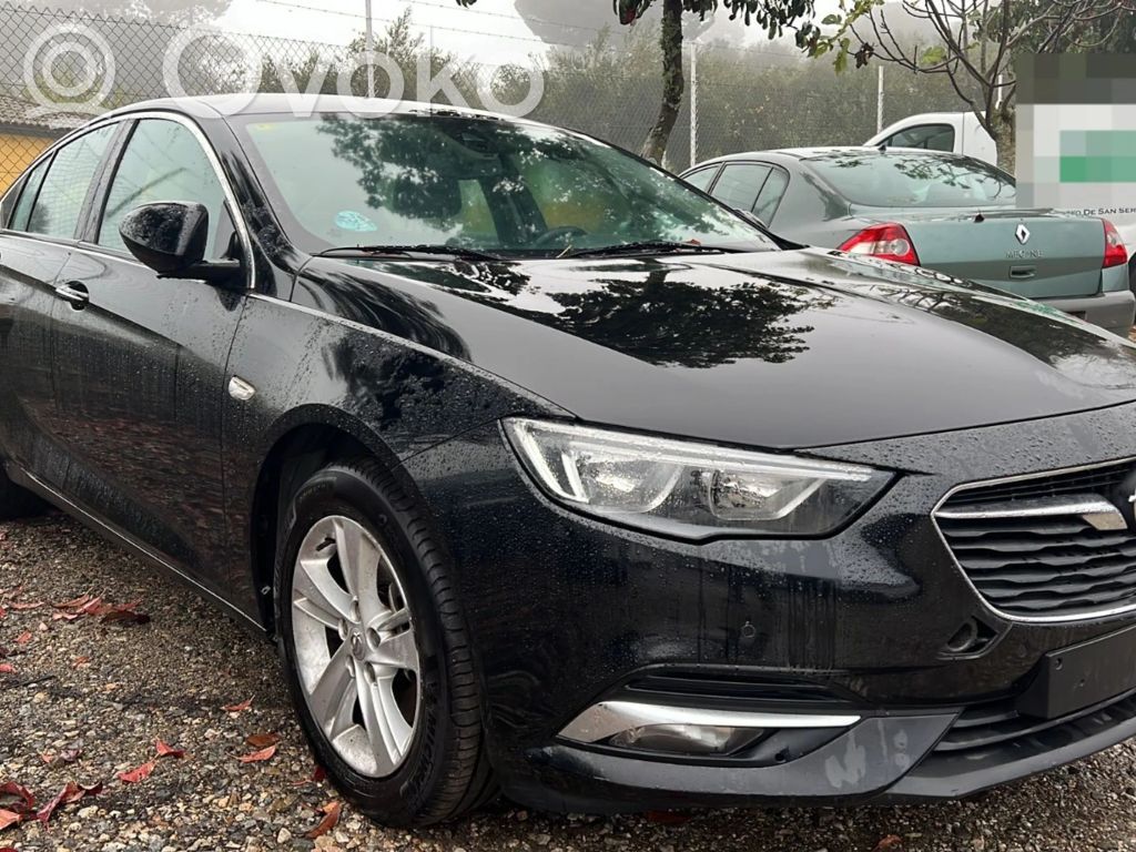Insignia B Insignia  39121795