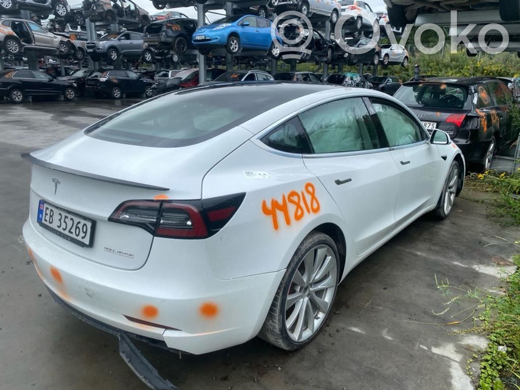 Model 3 Tesla Model 3  104411900D