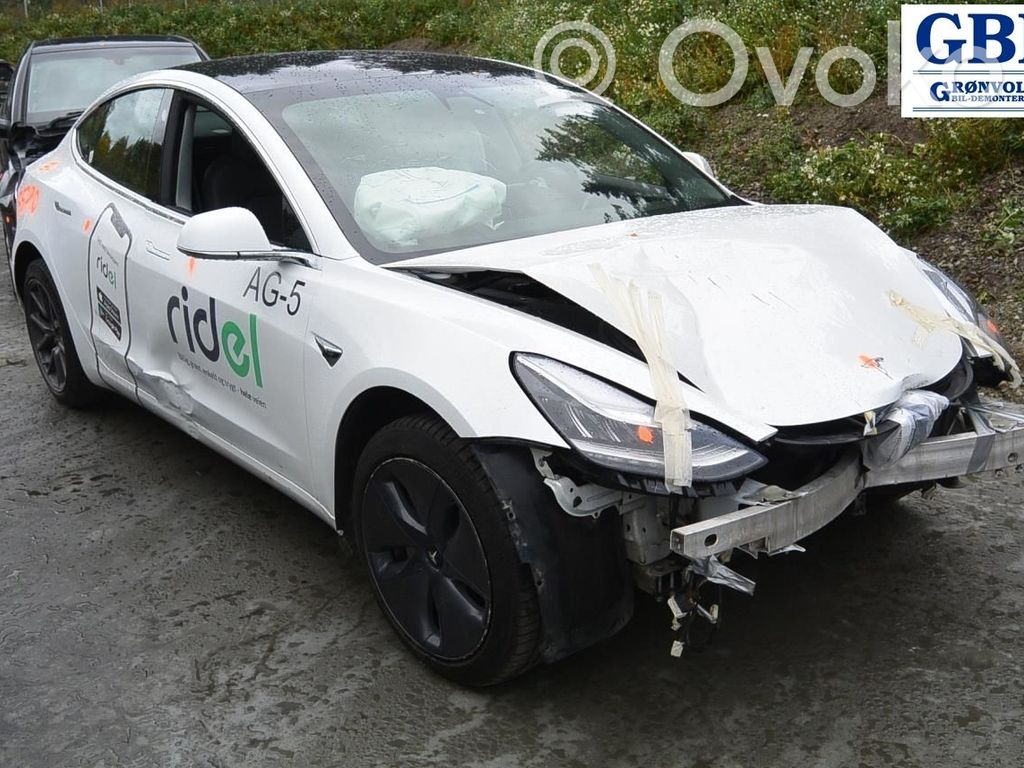 Model 3 Tesla Model 3  104446100E