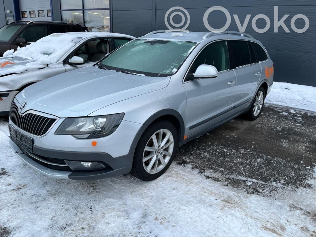 Superb B8 (3V) Superb  1K0820808F