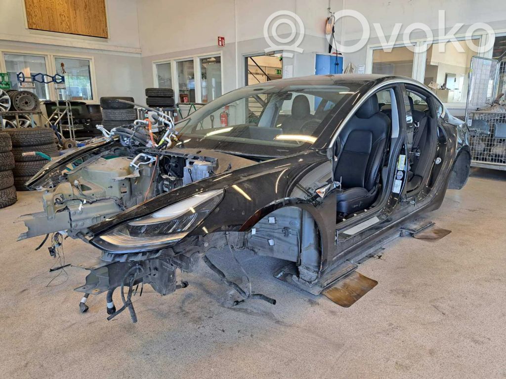 Model 3 Tesla Model 3  106797100D