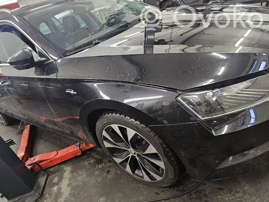 Superb B8 (3V) Superb  5Q0407257C